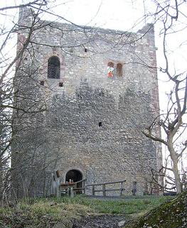 Mächtiger Wohnturm auf dem höchsten Punkt des Berges, stark restauriert und ergänzt. 