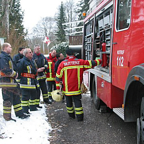 Muttenzer Feuerwehrmänner erhalten vor einem Feuerwehrfahrzeug Instruktionen