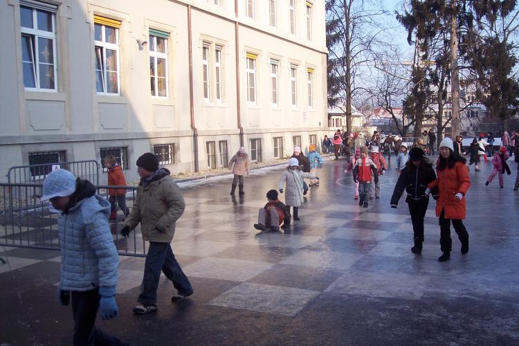 Kinder verlassen den Eis-Pausenplatz