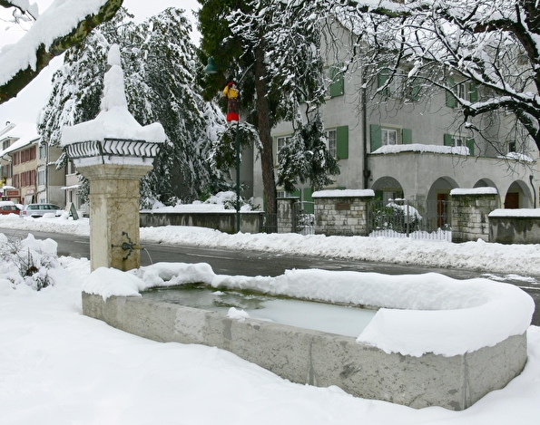 tief verschneiter Brunnen an der Hauptstrasse