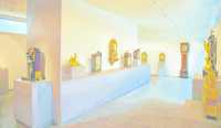 Ein grosser Raum geschmückt mit wunderschönen antiken Bronzependulen.