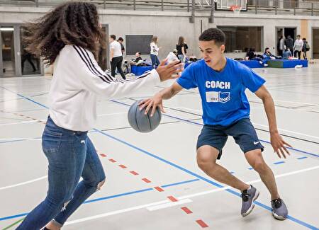 Jugendliche beim Basketball spielen