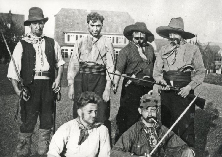 Die Personengruppe zeigt Banditen aus dem Theaterstück "Die Räuber" von Schiller, das vom Turnverein aufgeführt wurde.

Datierung: 1934