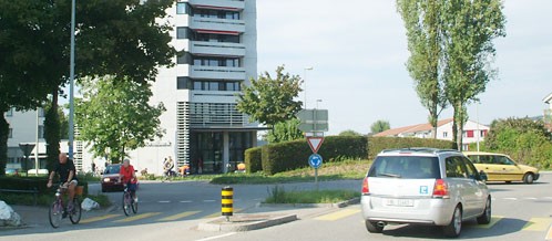 Verkehrskreisel mit Kantonalbank Muttenz im Hintergrund