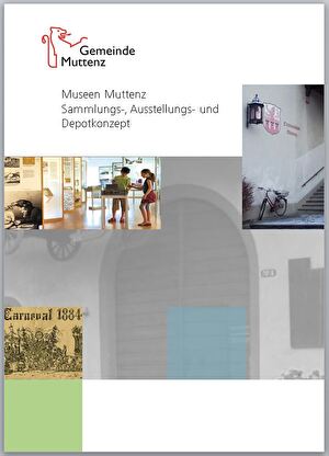 Broschürendeckblatt mit Bauernhausmuseumstor und Treppenaufgang zum Ortsmuseum ergänzt mit Bildauszug und Kindern in der Ausstellung