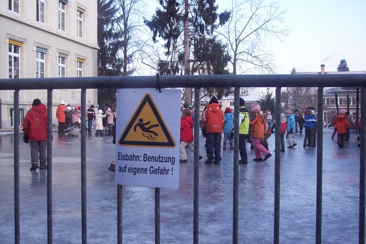 Absperrgitter vor Eisfläche auf Schulhausplatz