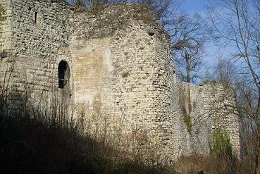 Die grösste der drei Burgen liegt auf einem vorgeschobenen Felssporn.