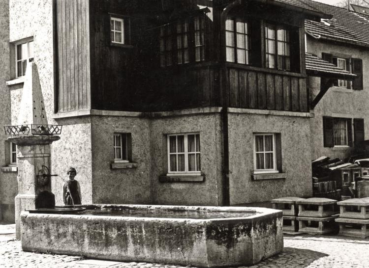 Der Dorfbrunnen vor der Liegenschaft Oberdorf 14. 