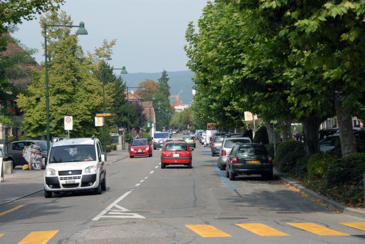Blick der Hauptstrasse 2 mit Blickrichtung Nord, Tram / Bahnhof / Rhein