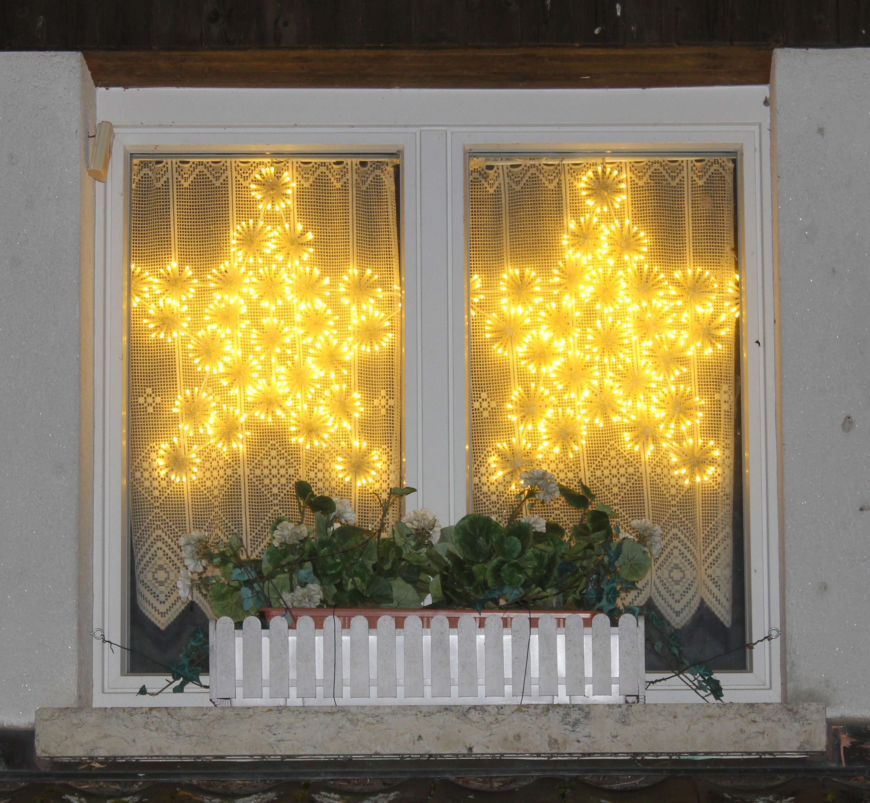 Fenster mit leuchtenden Sternen