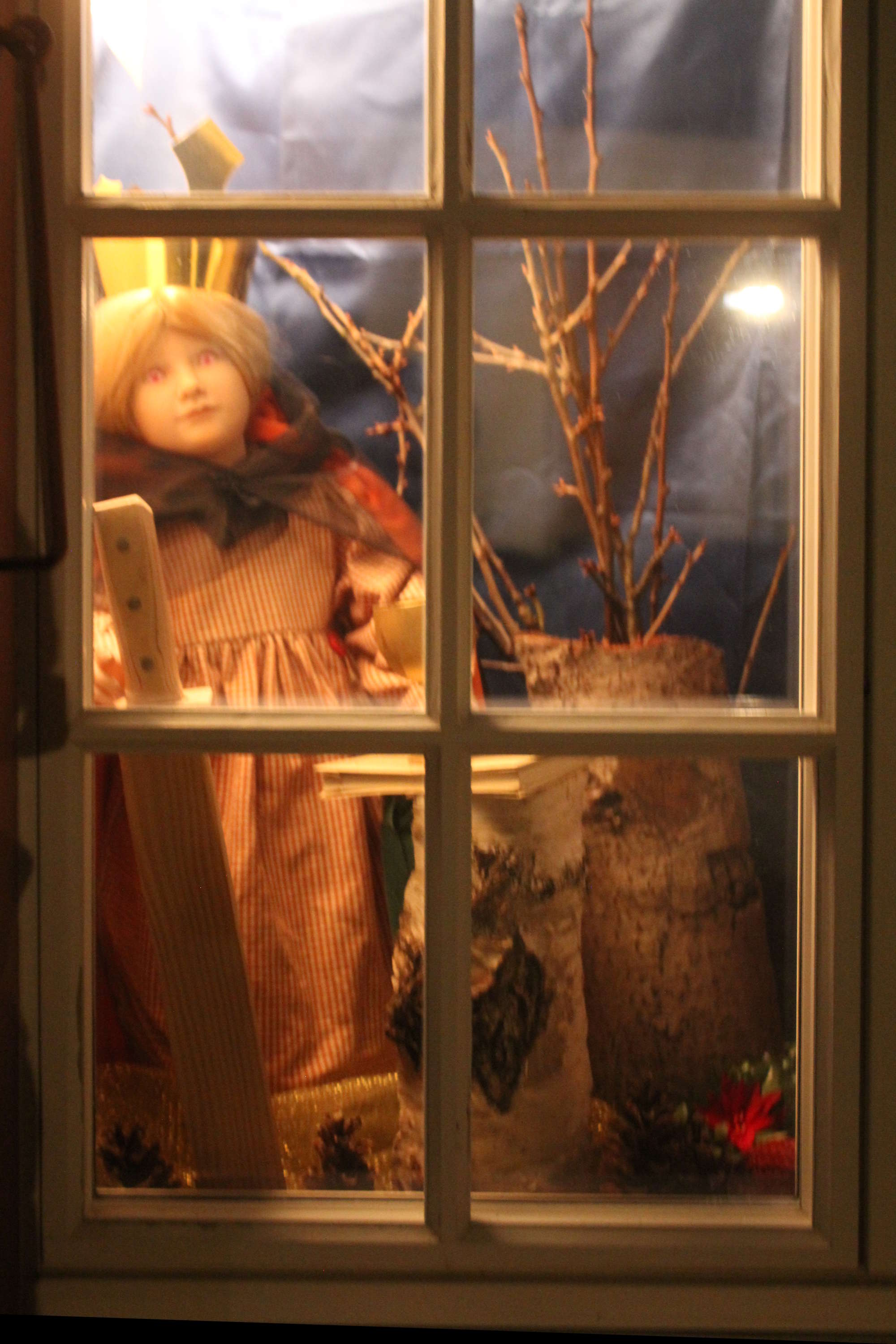 Fenster mit Puppe