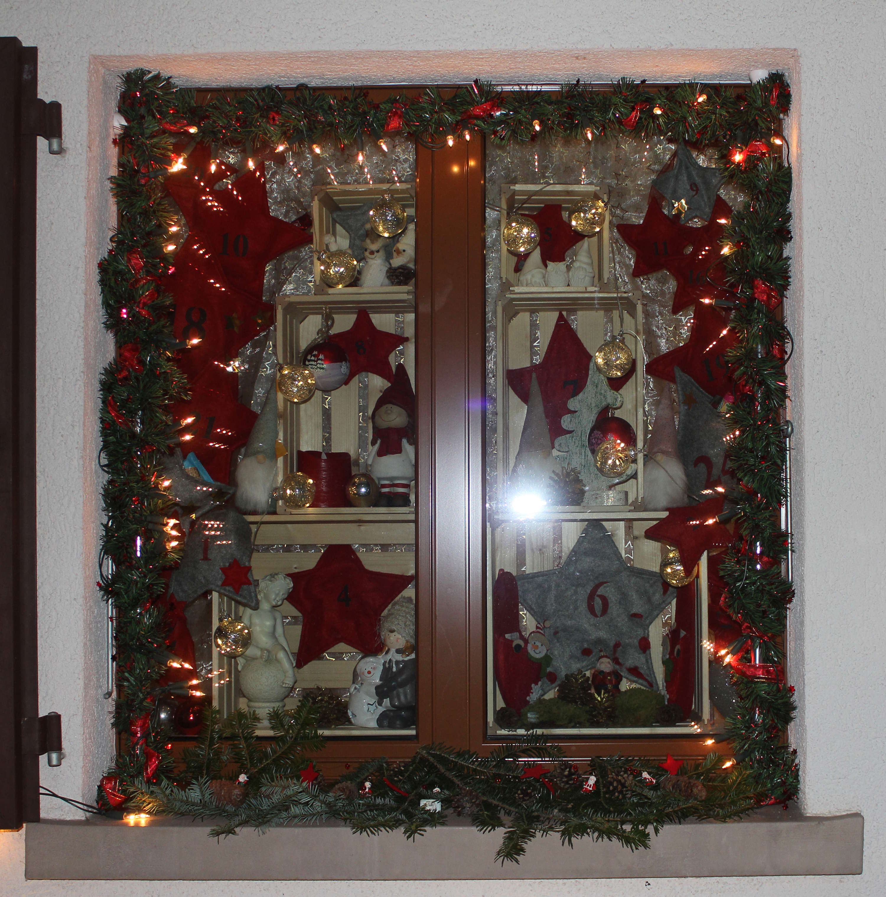 Fenster mit roten Sternen und Wichteln