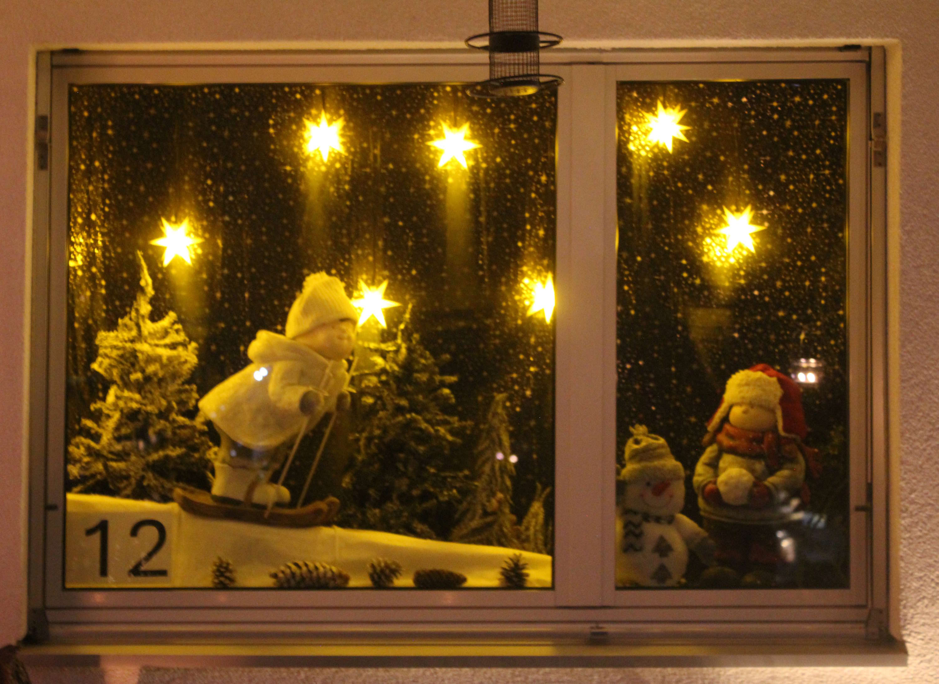 Fenster mit Schneemann und Skifahrer