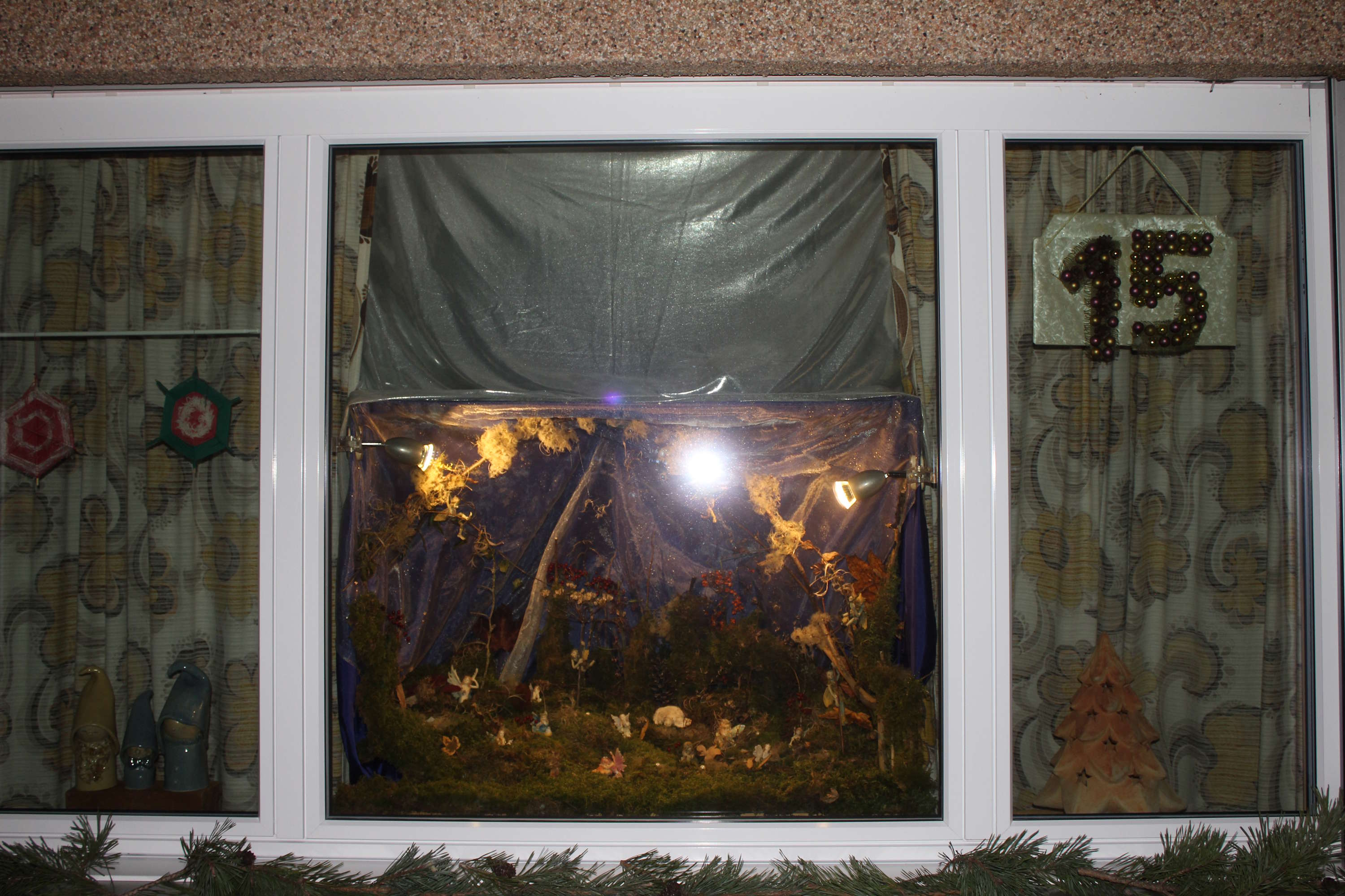 Fenster mit Weihnachtsbaum, Wichteln und Engel in Moos-/Waldlandschaft
