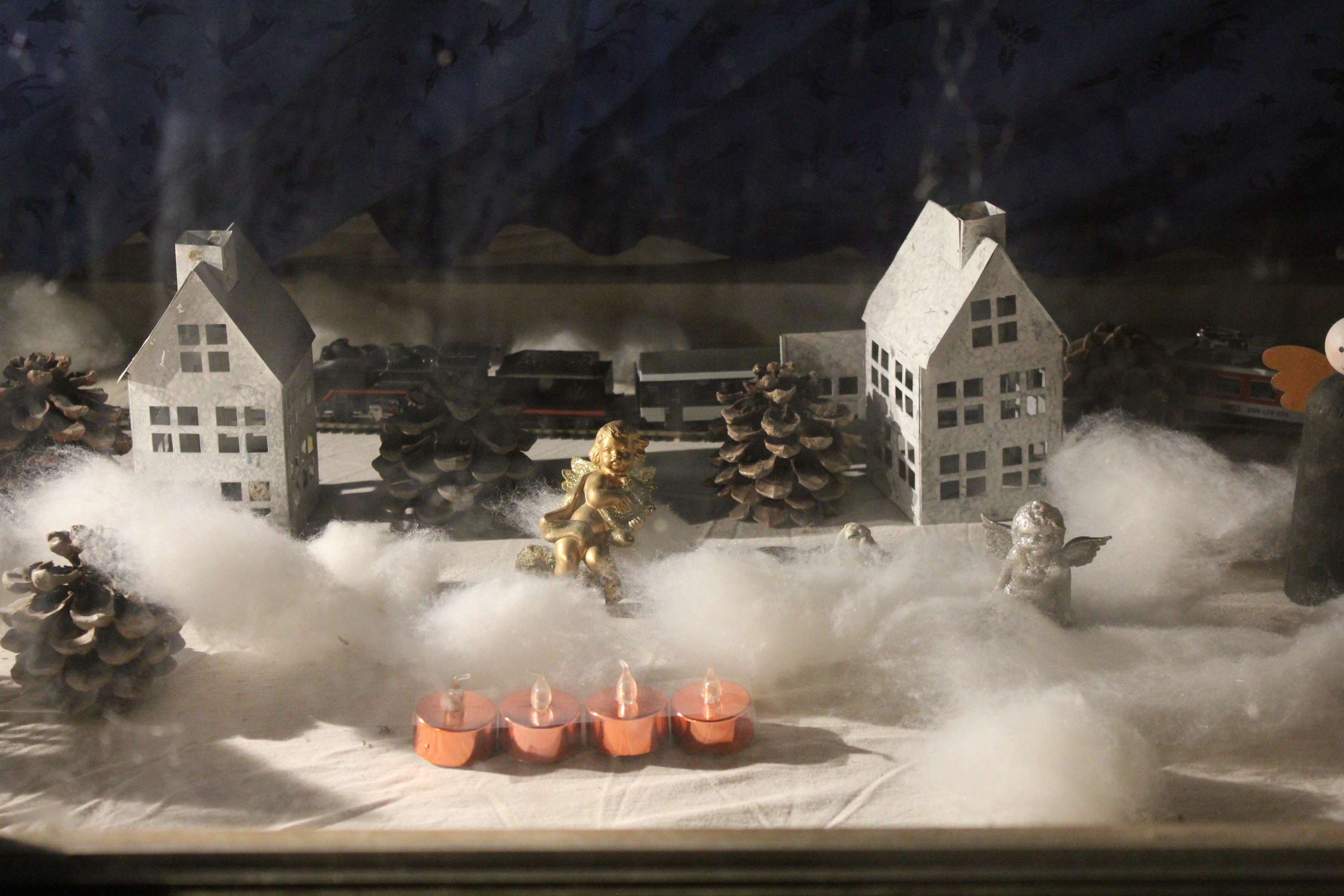 Winterlandschaft mit Engeln und Eisenbahn
