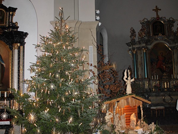Weihnachtsbaum mit Krippe in der Kirche
