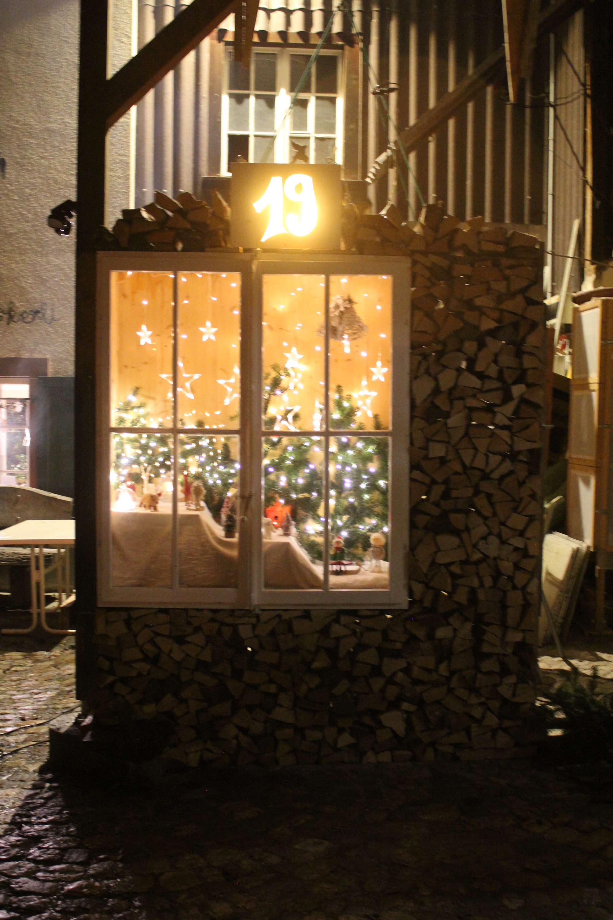 beleuchtetes Fenster mit Winterlandschaft