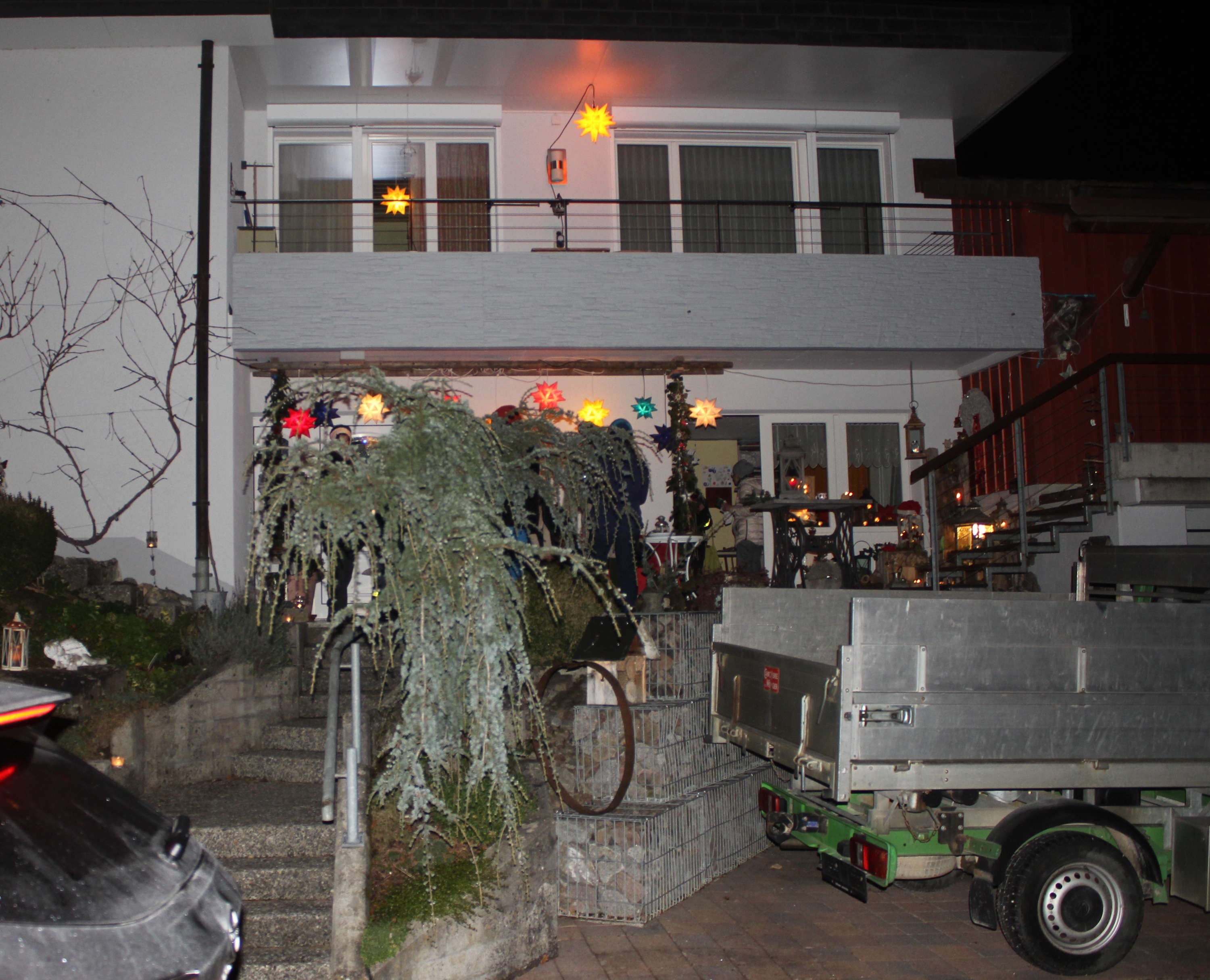 Haus beleuchtet mit Laternen