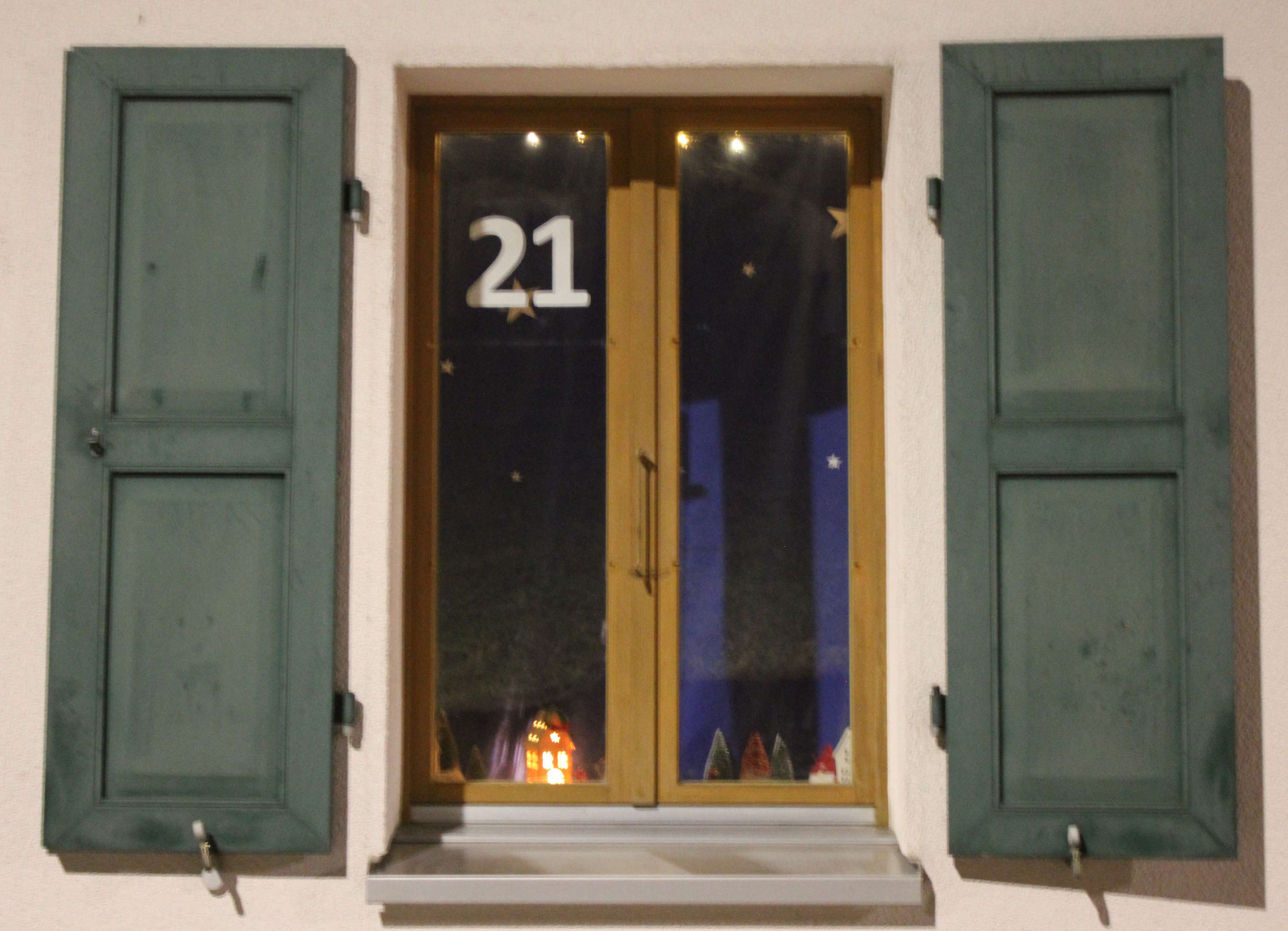 Fenster beleuchtet mit Dorf im Winter