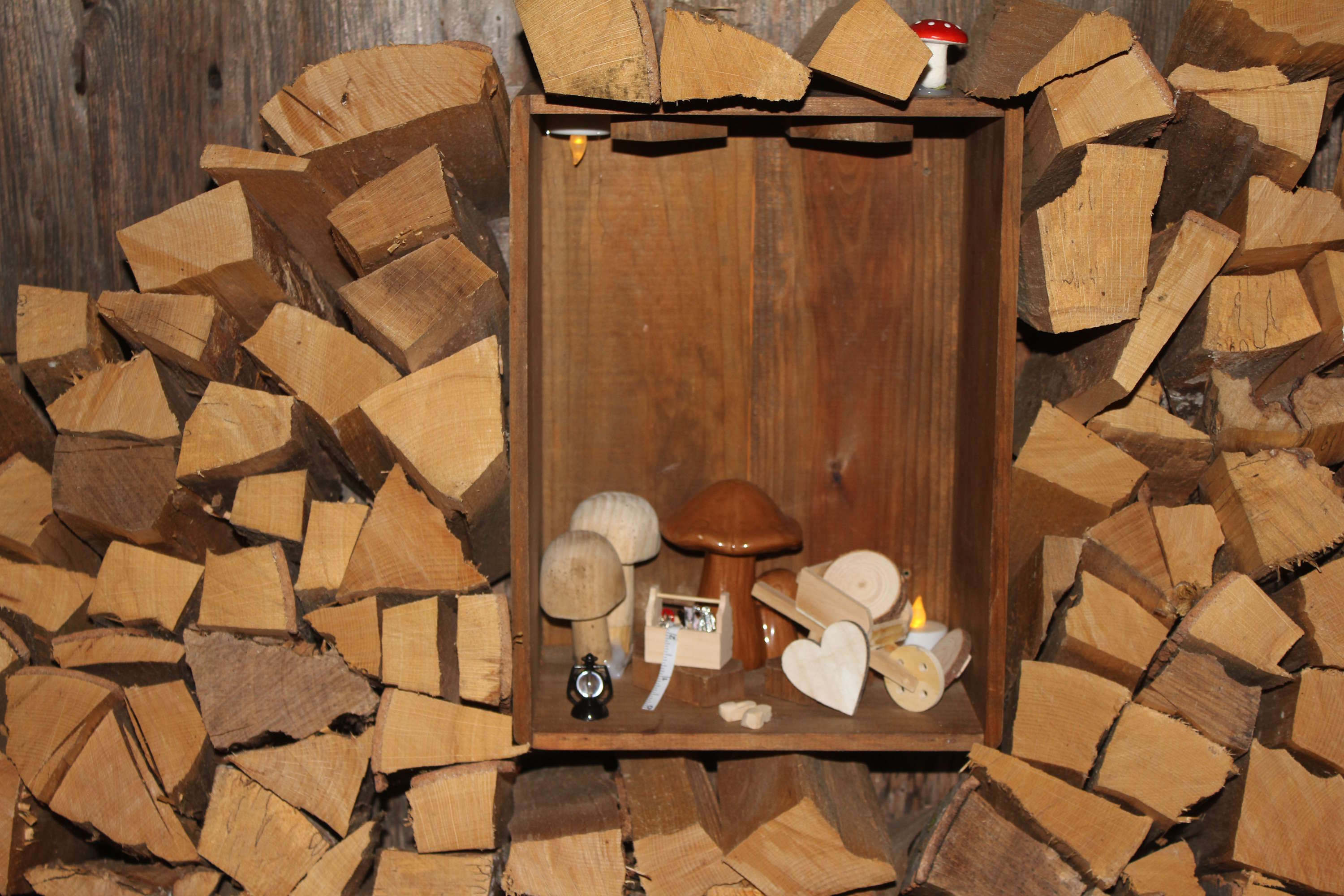 Holzkiste mit Pilzen und kleinen Geräten und mit Holz umrahmt