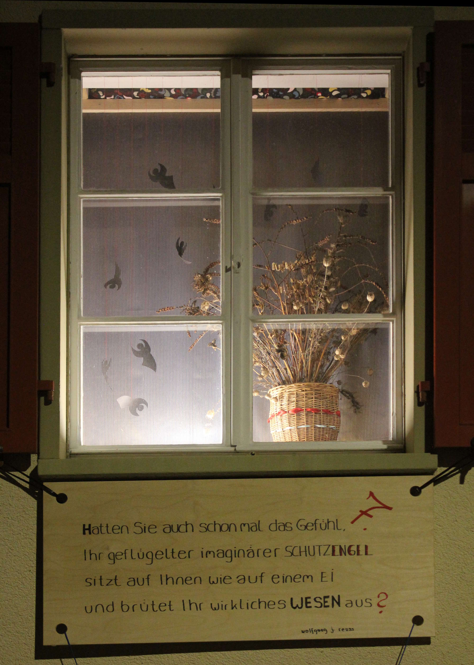 Fenster mit Engel und Blumenstrauss
