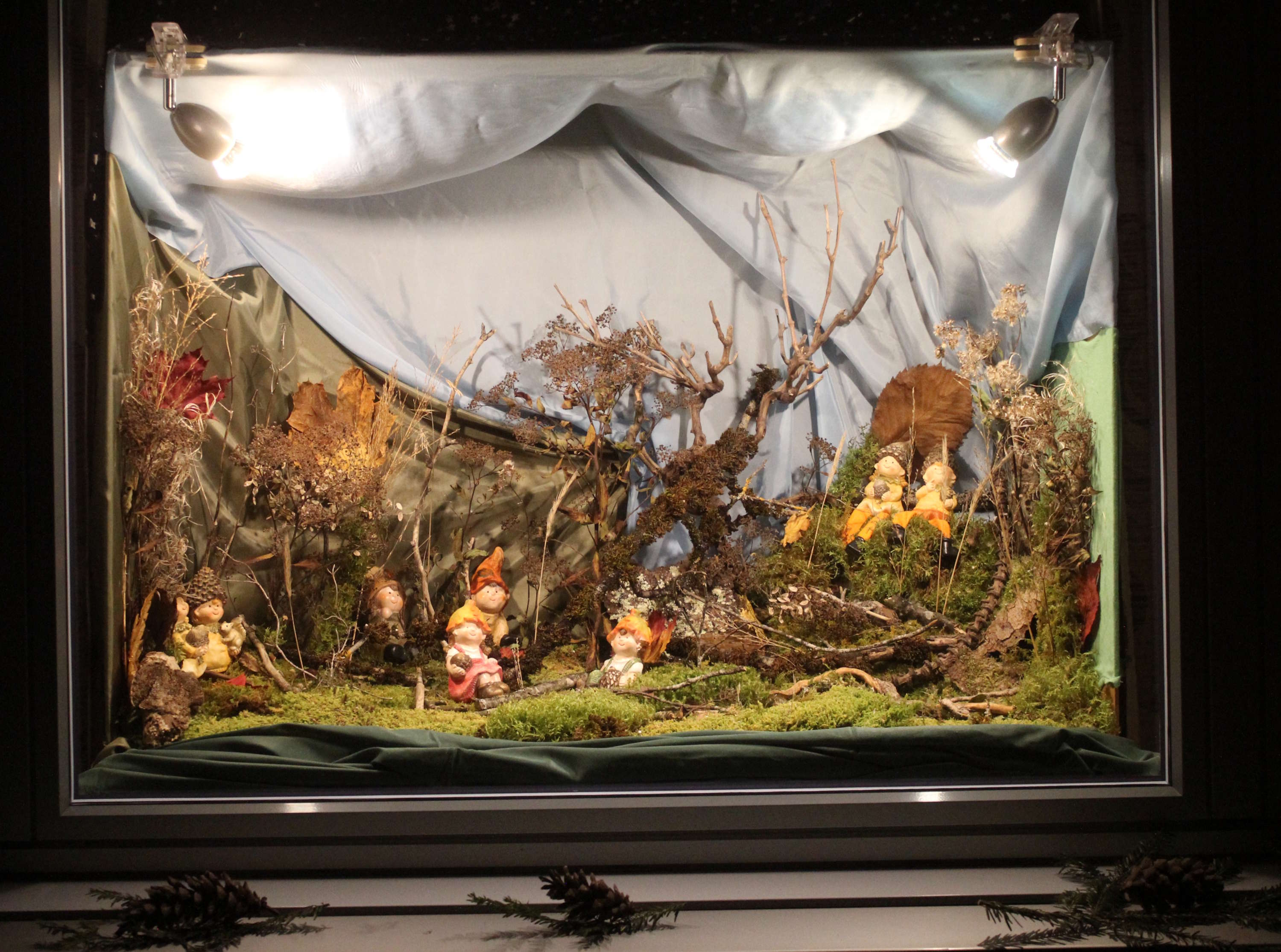 Adventsfenster mit Landschaft und Zwergen