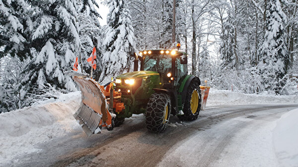 Winter mit Traktor und Schneepflug