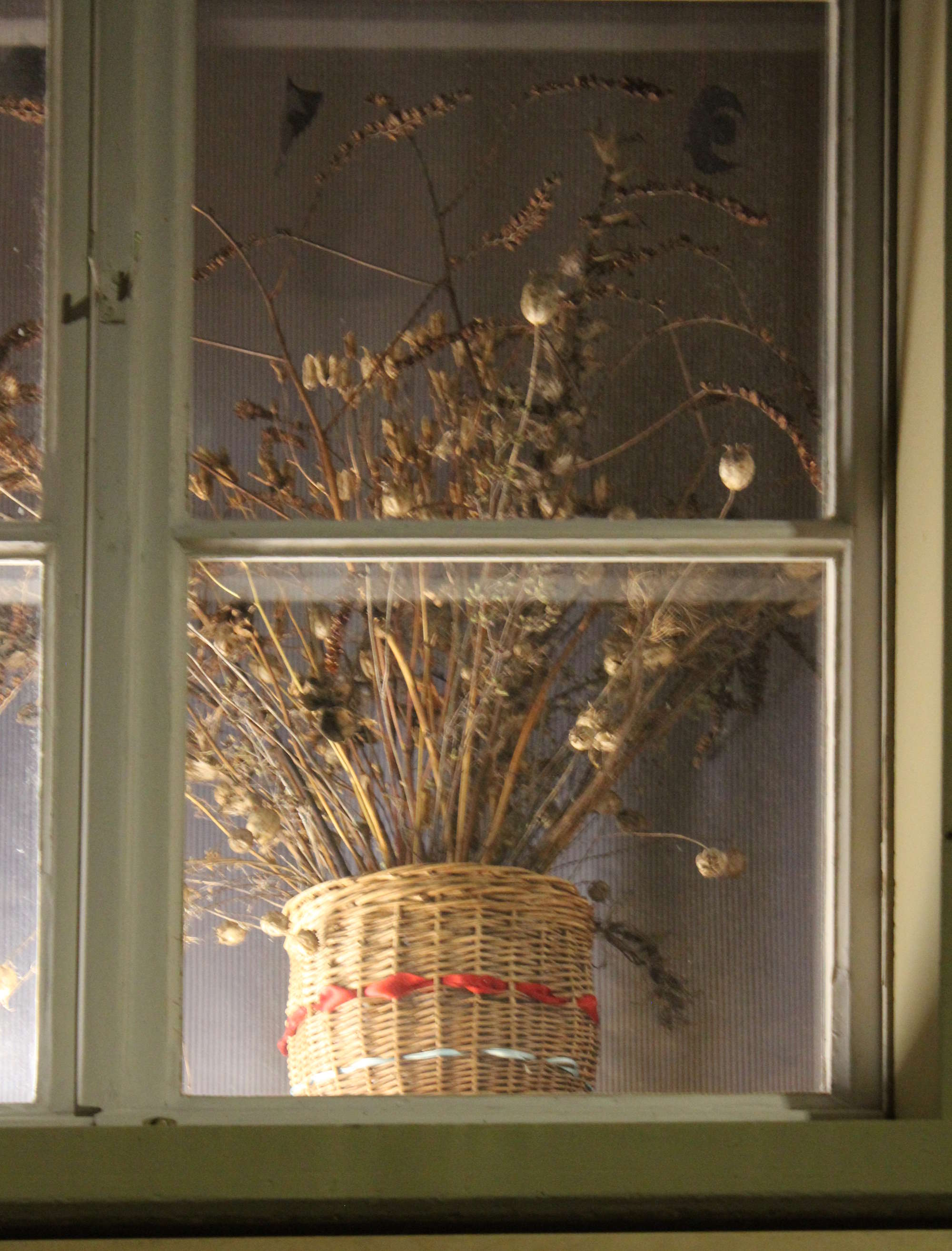 Korb mit getrockneten Blumen