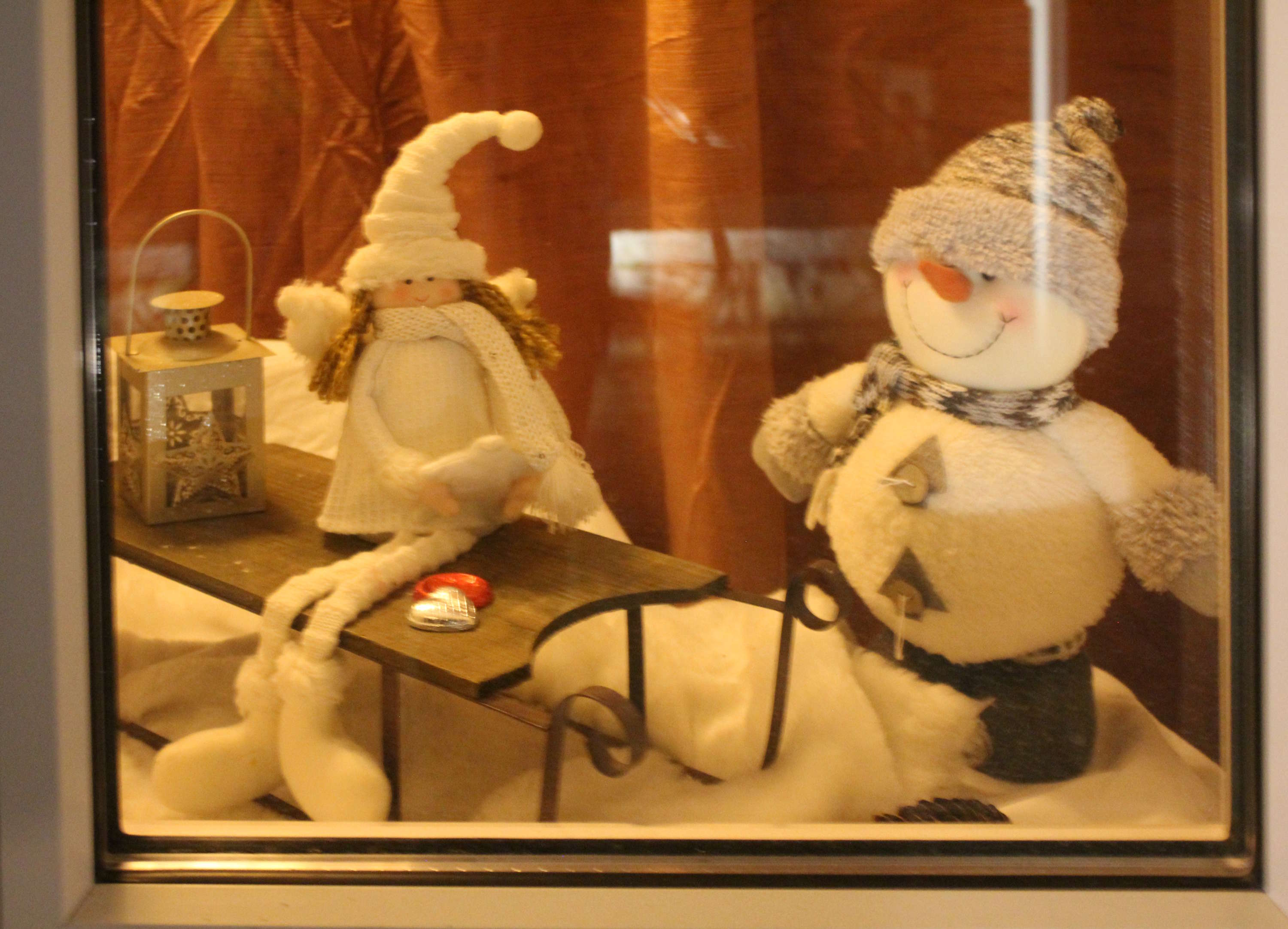 Fenster mit Schneemann und Engel