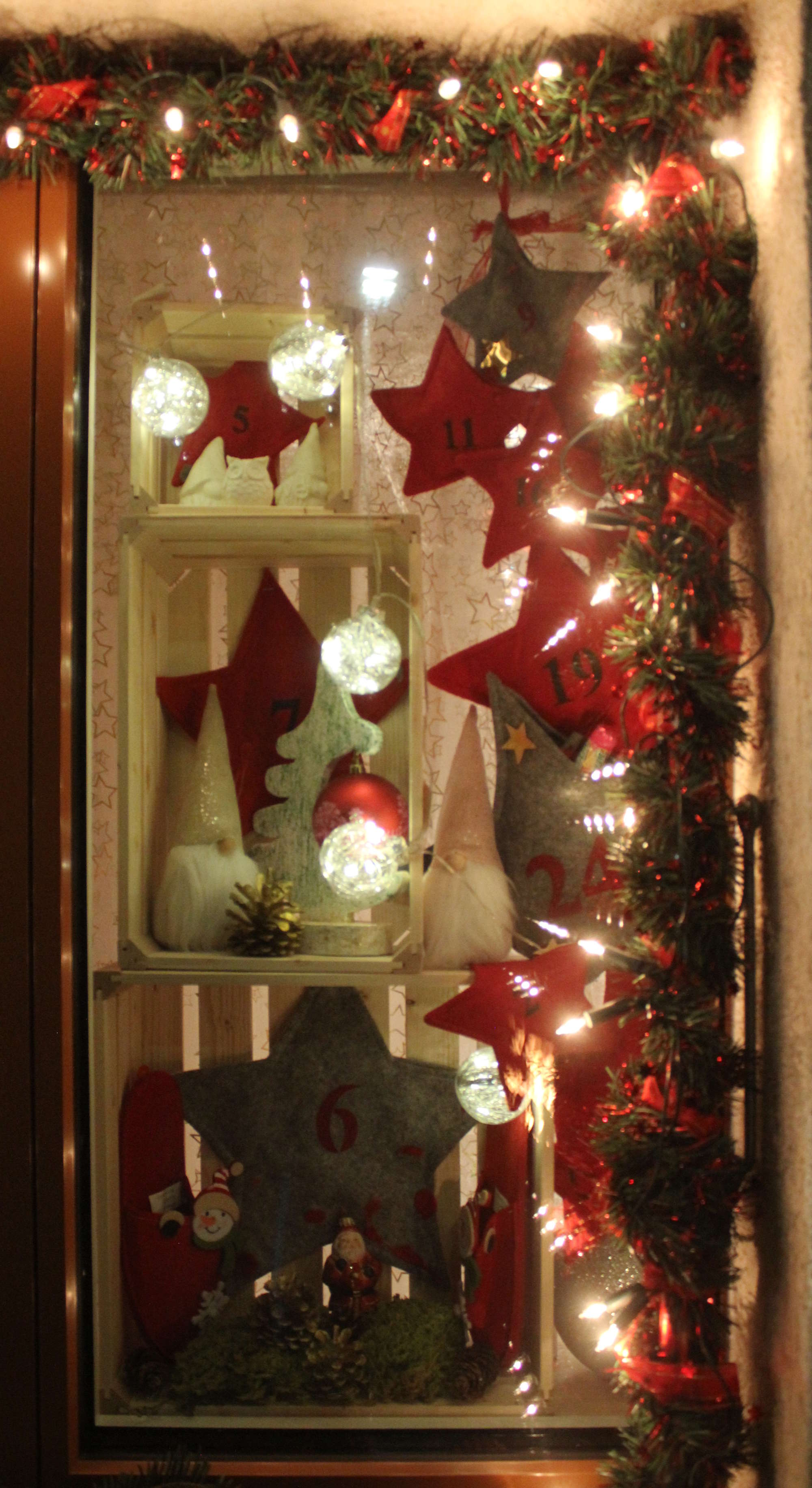 Fenster beleuchtet mit Sternen und Wichteln