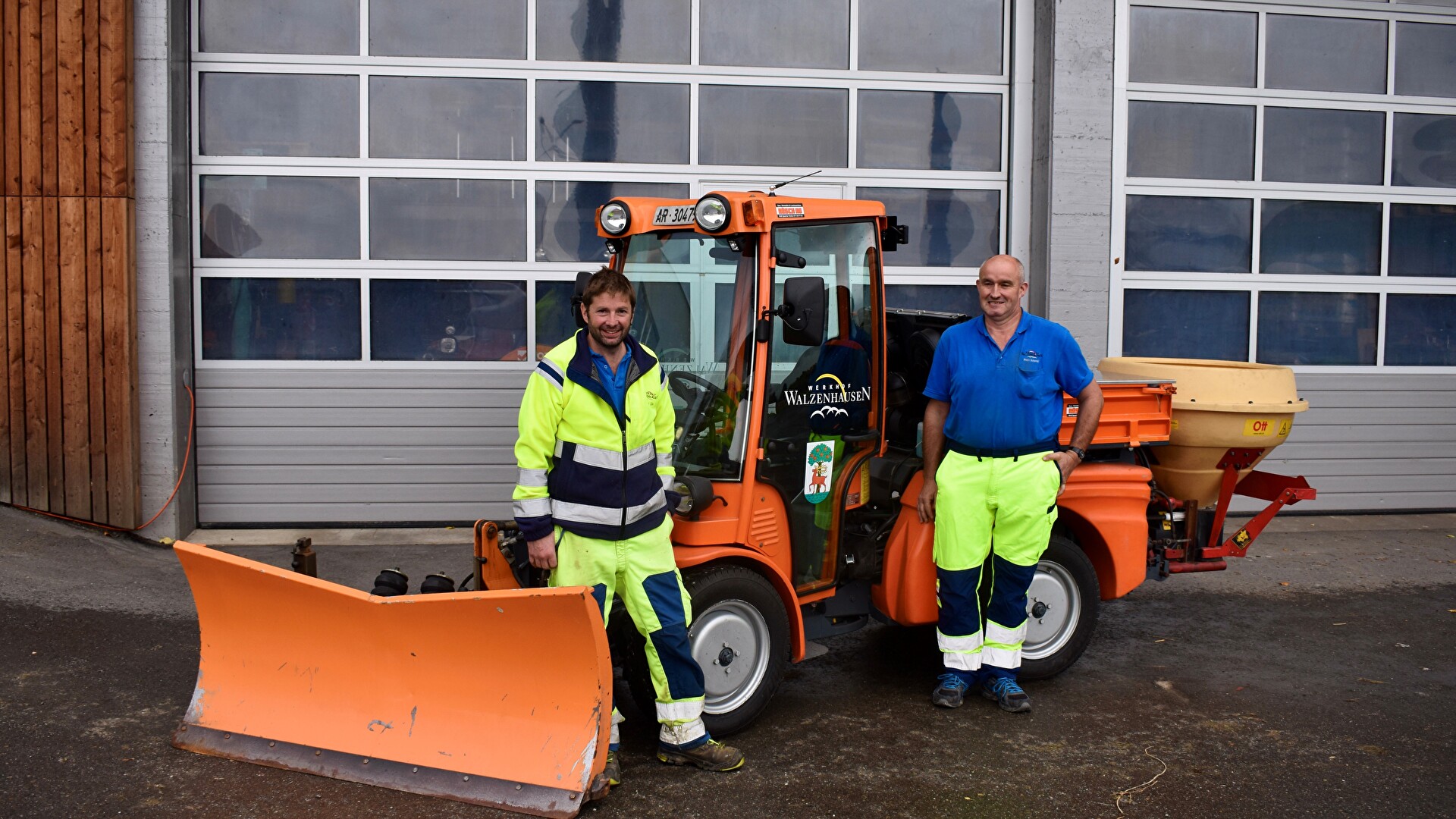 Das Werkhofteam Züst und Schmid vor dem neuen Fahrzeug