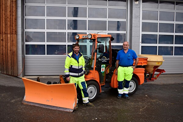 Das Werkhofteam Züst und Schmid vor dem neuen Fahrzeug
