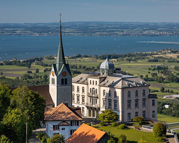 Kirche mit Rheinburg
