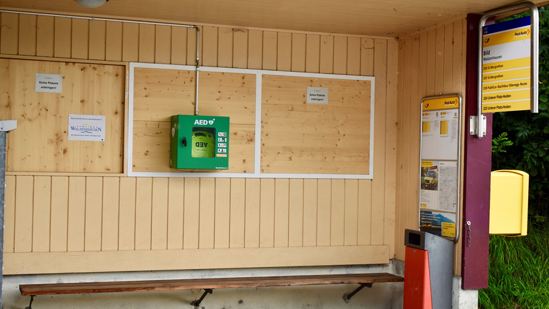 Haltestelle Bild mit öffentlichem Defibrillator
