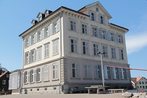 Schulhaus Dorf