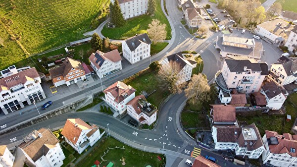 Das Walzareal in der Bildmitte im Herzen des Dorfzentrums