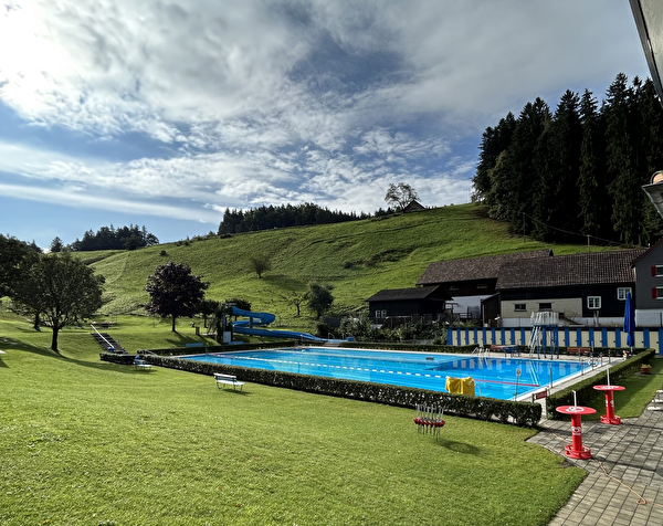 Im idyllischen Schwimmbad fahren bald Baumaschinen auf