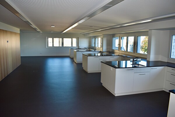 Die sanierte Schulküche lässt sich sehen