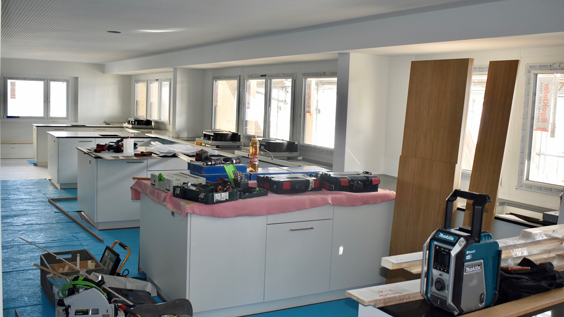 Montage der vier Kochnischen