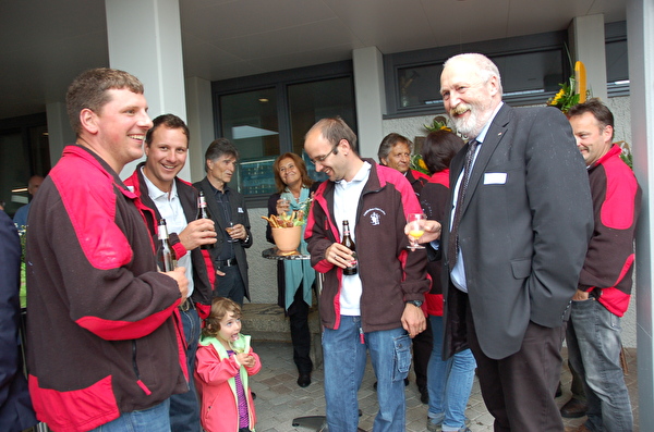 Peter Gut mit Bevölkerung