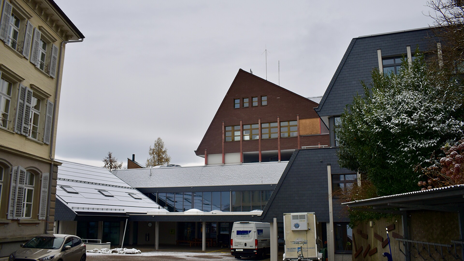 Mit dem ersten Schnee kehrt vorerst Ruhe auf der Baustelle ein