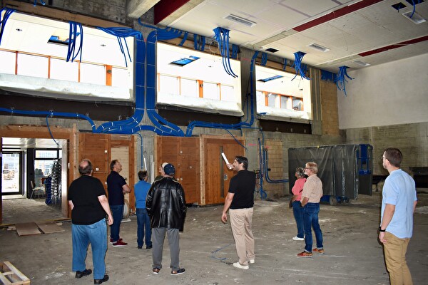 Der leitende Planer erklärt der Bevölkerung die Bauarbeiten in der Turnhalle