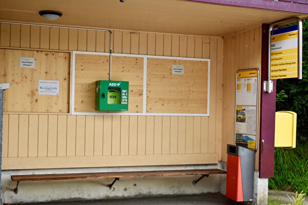 Haltestelle Bild mit öffentlichem Defibrillator
