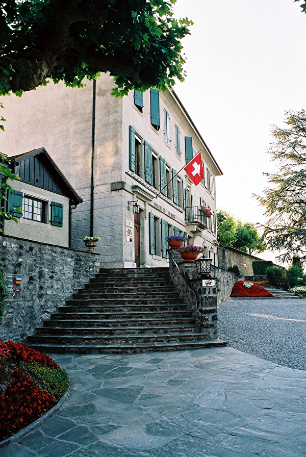 Vue de l'entrée de la Maison de commune