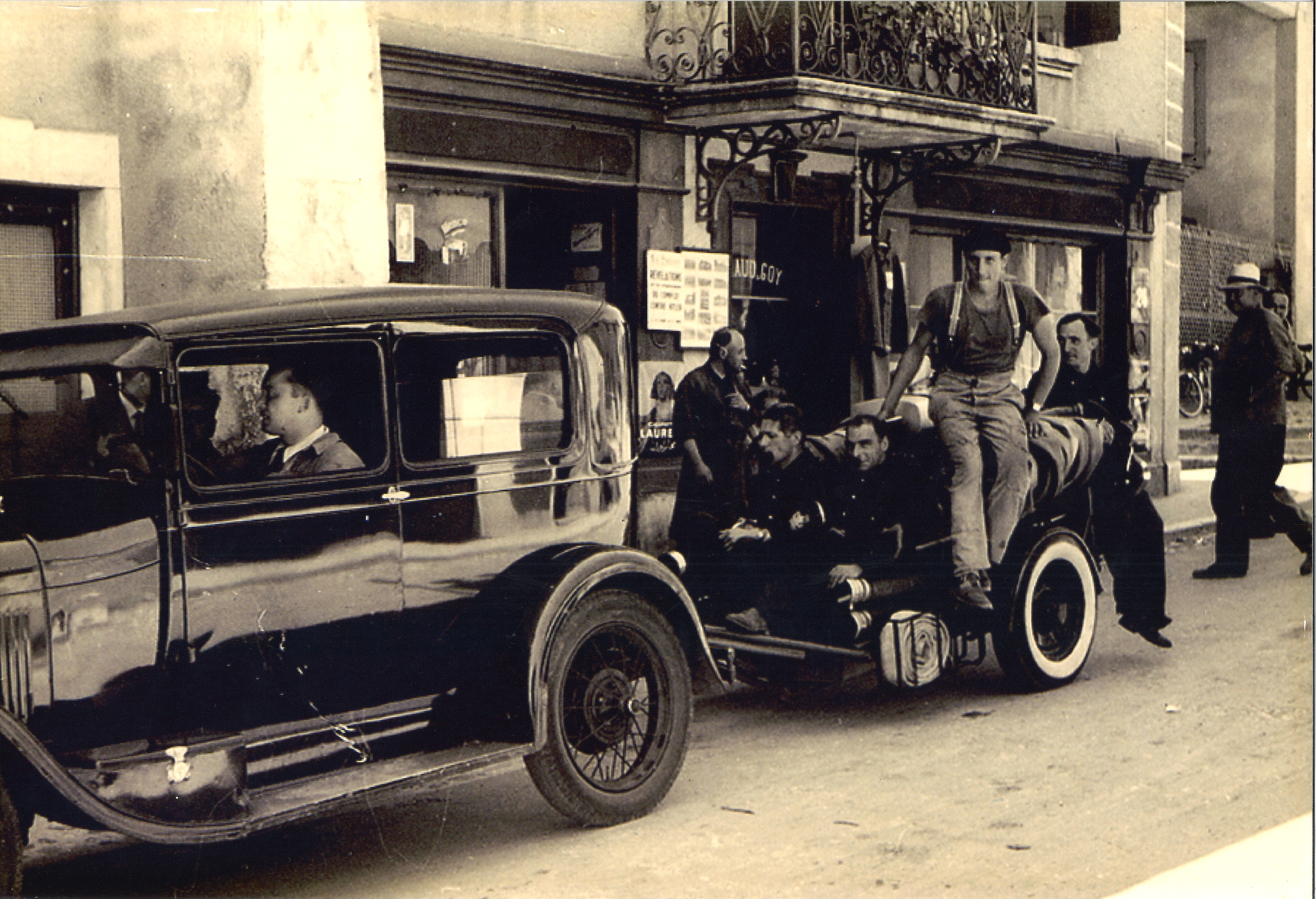 Chauffeur de la voiture inconnu.
De gauche à droite :
Debout : Henri FLURY,magasinier chez MICHAUD & GOY
Assis sur la moto-pompe de gauche à droite :
Ernest JUFER, boulanger
Lucien MOSETTI, peintre en bâtiment
André MAYE, menuisier c/o Rodolphe SIEGRIST
Paul METROZ, viticulteur
Debout avec le chapeau de paille :
Ernest CAVIN, viticulteur