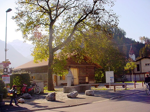 Blick auf die Hofstattscheune / Dorfplatz