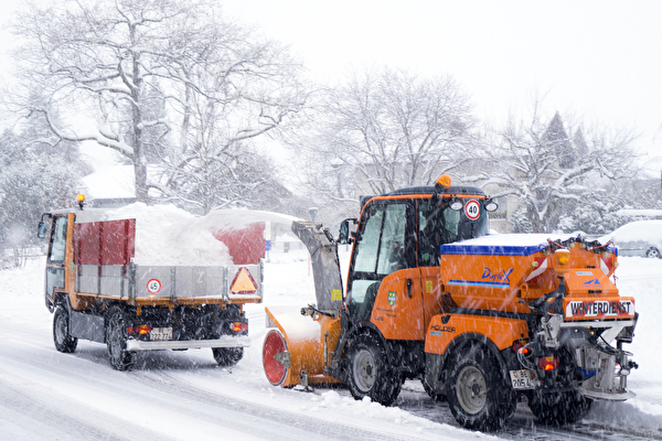 Werkhofmitarbeitende im Winter bei der Schneeräumung