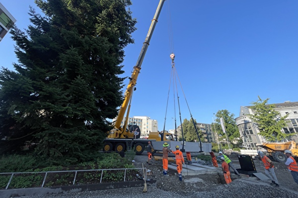 Der neue Stadtplatz Süd nimmt langsam Gestalt an. (Bilder: Stadt Kloten, LN)