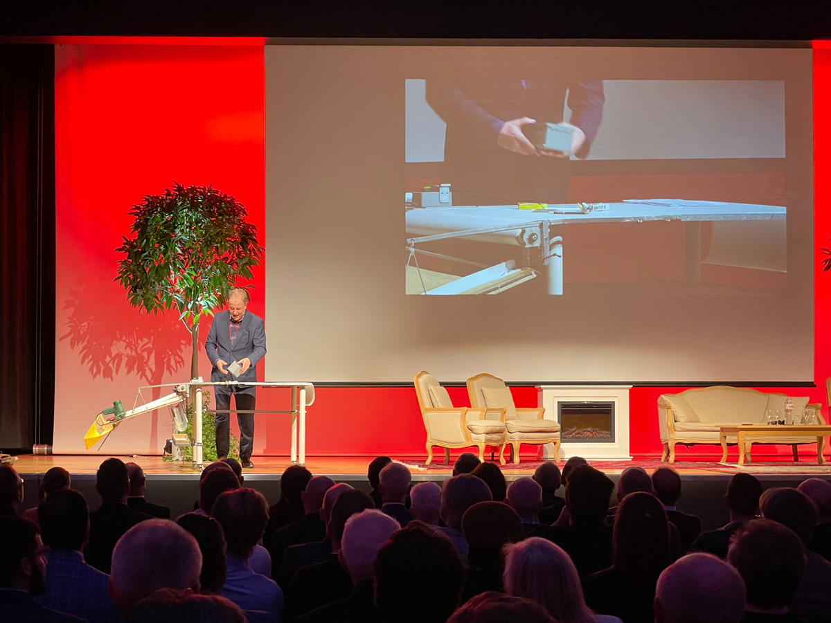 Tüftler und Erfinder Stefan Heuss präsentiert seine "Bürotischaufräummaschine"