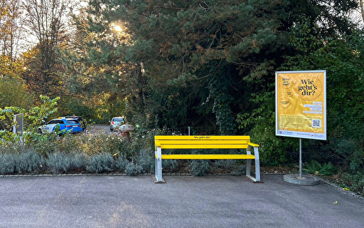 Das «Wie geht’s dir?»-Bänkli steht bis Ende Januar 2025 auf dem Friedhof Chloos. (Bild: Stad Kloten)